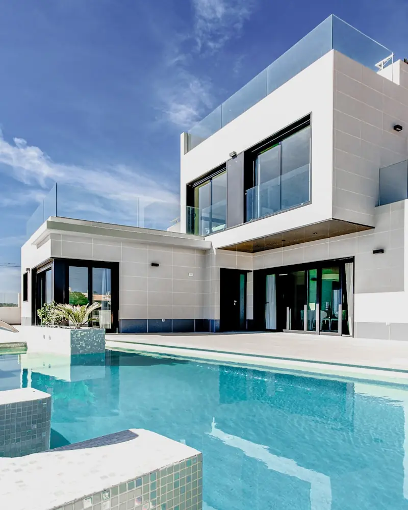 Fachada de casa moderna con diseño contemporáneo